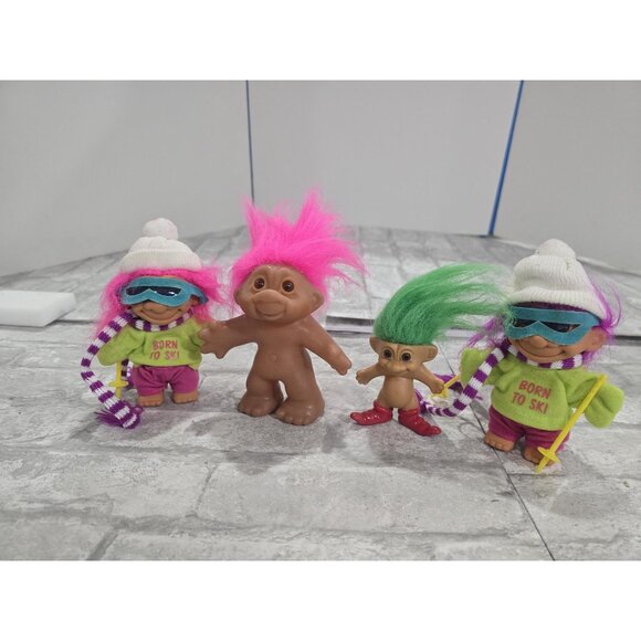 Lot of‎ 4 Vintage Trolls Russ Skiers Goggles Poles 2 Nude Pink Green Hair - Picture 1 of 5